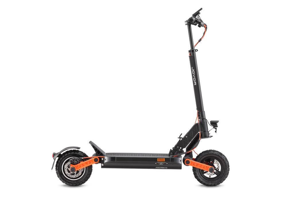 Joyor S5 ABE scooter électrique est utilisé pour les déplacements sur le campus